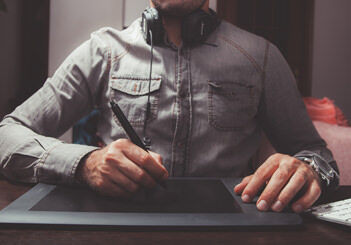 tabs_page_men_with_tablet (Demo)